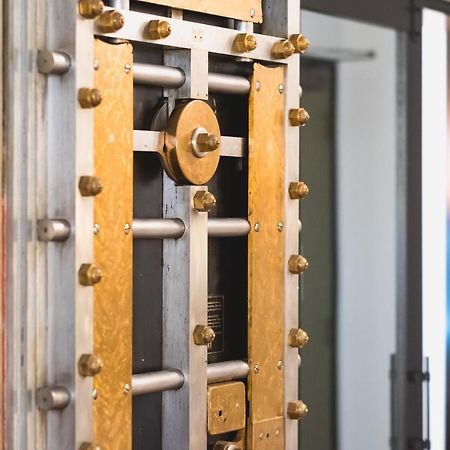 The Vault Hotel Хоутон Экстерьер фото